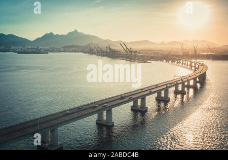 Ponte dell'autostrada sull'oceano che conduce alla città di Rio de Janeiro, Brasile Foto Stock