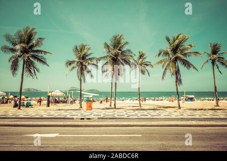 Giornata soleggiata con palme sulla spiaggia di Ipanema a Rio de Janeiro in Brasile. Colori vintage Foto Stock