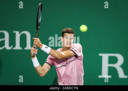 Il polacco giocatore di tennis professionista Hubert Hurkacz compete contro il greco giocatore di tennis professionista Stefanos Tsitsipas durante il terzo round del 2019 Foto Stock