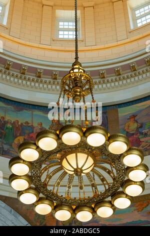 SALT LAKE CITY, Utah - Agosto 15, 2013: un lampadario pende nella cupola di State Capitol Building Foto Stock