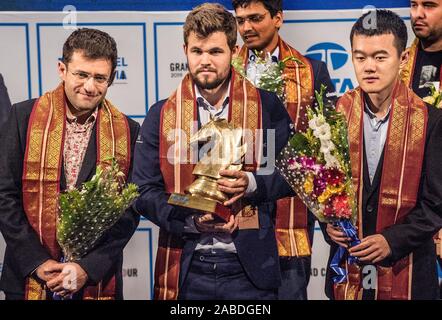 (191127) -- KOLKATA, nov. 27, 2019 (Xinhua) - Levon Aronian degli Stati Uniti, Carlsen Magnus di Norvegia e Ding Liren della Cina (L a R) pongono durante la cerimonia di premiazione a Tata Steel Chess India 2019 in Kolkata, India, nov. 26, 2019. (Xinhua/Tumpa Mondal) Foto Stock