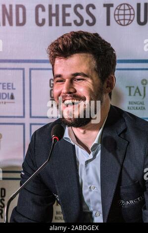 (191127) -- KOLKATA, nov. 27, 2019 (Xinhua) - Carlsen Magnus di Norvegia incontra premere dopo aver vinto il trofeo al Tata Steel Chess India 2019 in Kolkata, India, nov. 26, 2019. (Xinhua/Tumpa Mondal) Foto Stock