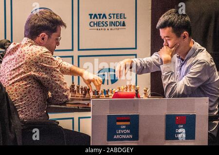 (191127) -- KOLKATA, nov. 27, 2019 (Xinhua) - Ding Liren (R) della Cina compete durante il blitz round 17 contro Levon Aronian degli Stati Uniti a Tata Steel Chess India 2019 in Kolkata, India, nov. 26, 2019. (Xinhua/Tumpa Mondal) Foto Stock