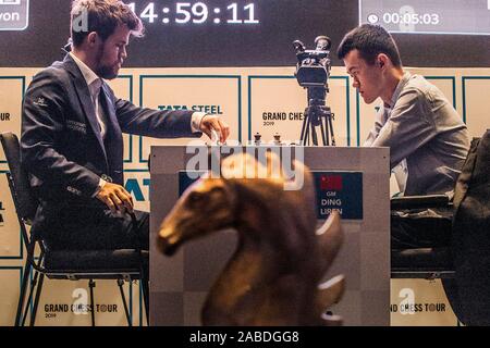 (191127) -- KOLKATA, nov. 27, 2019 (Xinhua) - Ding Liren (R) della Cina compete durante il blitz round 14 contro Carlsen Magnus di Norvegia a Tata Steel Chess India 2019 in Kolkata, India, nov. 26, 2019. (Xinhua/Tumpa Mondal) Foto Stock