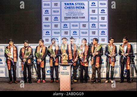(191127) -- KOLKATA, nov. 27, 2019 (Xinhua) - grand masters Vidit Gujrathi, Hikaru Nakamura, Levon Aronian, Pentala Harikrishna, Magnus Carlsen, Ian Nepomniachtchi, Ding Liren, così Wesley, Anish giri, Viswanathan Anand (L a R) pongono durante la cerimonia di premiazione a Tata Steel Chess India 2019 in Kolkata, India, nov. 26, 2019. (Xinhua/Tumpa Mondal) Foto Stock