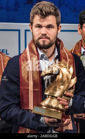 (191127) -- KOLKATA, nov. 27, 2019 (Xinhua) - Carlsen Magnus di Norvegia pone con il trofeo vincendo a Tata Steel Chess India 2019 in Kolkata, India, nov. 26, 2019. (Xinhua/Tumpa Mondal) Foto Stock