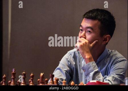 (191127) -- KOLKATA, nov. 27, 2019 (Xinhua) - Ding Liren della Cina compete durante il blitz round 15 contro Pentala Harikrishna (non si vede nella foto) dell India a Tata Steel Chess India 2019 in Kolkata, India, nov. 26, 2019. (Xinhua/Tumpa Mondal) Foto Stock
