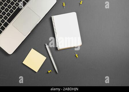 Appartamento stabilire la pianificazione finanziaria il brainstorming confuso tabella immagine superiore con forniture per ufficio, penna, notepad portatile su sfondo grigio. Vista superiore, spazio di copia Foto Stock