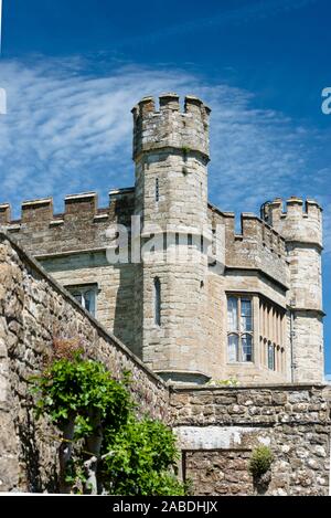 Il Castello di Leeds, castello principale, Maidstone, England. Vista del lato est del passato muro di pietra sul tour entrata dal lago. Blue sky. Copia dello spazio. Foto Stock