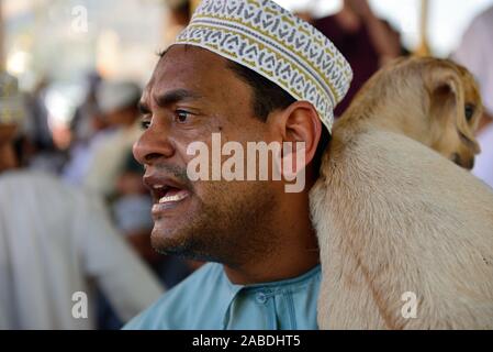 Nizwa, Oman, Novembre 23rd, 2018: ritratto di omani uomo capra vendita al mercato degli animali. Foto Stock