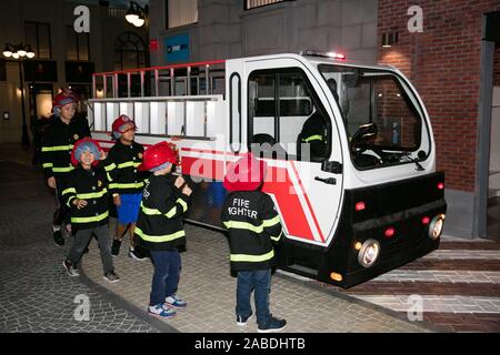 Houston, Stati Uniti d'America. 26 Nov, 2019. Bambini gioco di ruolo vigile del fuoco a KidZania, un bambini edutainment theme park, a Dallas, Texas, Stati Uniti, nov. 26, 2019. Il KidZania aperto lo scorso weekend a Dallas. A KidZania, i ragazzi possono gioco di ruolo più di 100 professioni, incluse quelle medico, pompiere, del modello e di ancoraggio della TV. Credito: Dan Tian/Xinhua/Alamy Live News Foto Stock