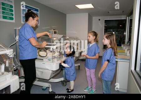 Houston, Stati Uniti d'America. 26 Nov, 2019. Bambini gioco di ruolo infermiere al KidZania, un bambini edutainment theme park, a Dallas, Texas, Stati Uniti, nov. 26, 2019. Il KidZania aperto lo scorso weekend a Dallas. A KidZania, i ragazzi possono gioco di ruolo più di 100 professioni, incluse quelle medico, pompiere, del modello e di ancoraggio della TV. Credito: Dan Tian/Xinhua/Alamy Live News Foto Stock