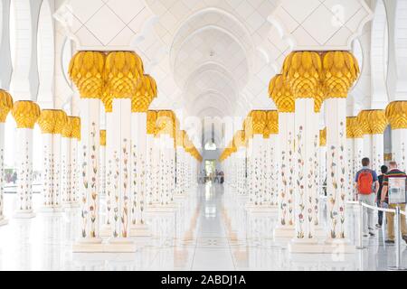 Dettaglio delle belle arcate al Sheikh Zayed Grande Moschea di Abu Dhabi, negli Emirati Arabi Uniti. Foto Stock
