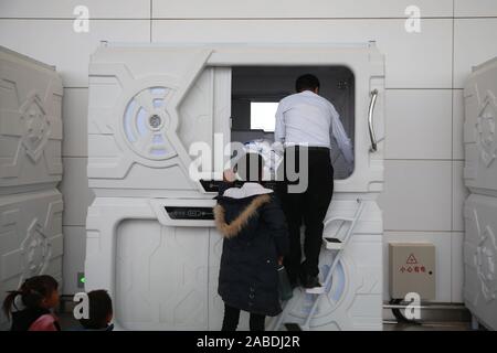 Un personale rende letti per una capsula hotel a Yinchuan Hedong Aeroporto Internazionale nella città di Yinchuan, a nord-ovest della Cina di Ningxia, 23 Ottobre 2019 Foto Stock