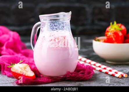 Drink alla fragola con il latte nel bricco Foto Stock