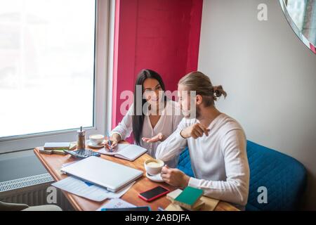 Gli imprenditori a discutere di alcuni problemi di lavoro e di bere il caffè Foto Stock