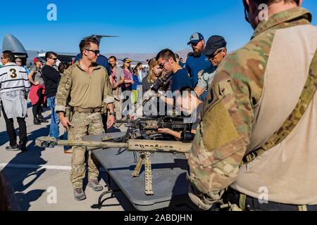 Las Vegas, NOV 17: US Army effettuare la dimostrazione di pistola nella USAF Air show alla Nellis Air Force Base il Nov 17, 2019 a Las Vegas, Nevada Foto Stock