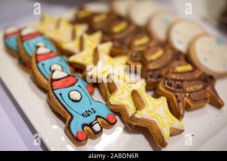 Decorazioni per compleanno invernali per bambini. 2 anni. Carino bambina in  un cardigan verde vicino torta di compleanno bianca Foto stock - Alamy