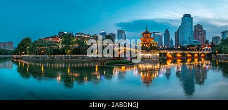 Jia Xiu Pavilion a livello locale un luogo di attrazione turistica, termina la sua ristrutturazione e attirare l'attenzione dovuta alla sua bellezza nella città di Guiyang, southwest ch Foto Stock