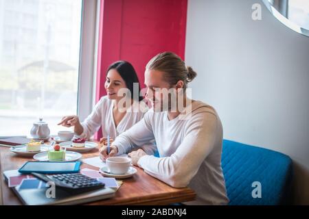 Gli imprenditori di controllo di qualità dei dessert prima di aprire panificio Foto Stock