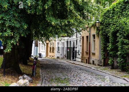 Wismar, Germania - 2 Agosto 2019: vista sulla strada del centro storico di Wismar in Germania Foto Stock