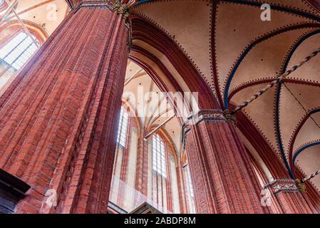 Wismar, Germania - 2 Agosto 2019: la chiesa di San Nicola vista interna Foto Stock