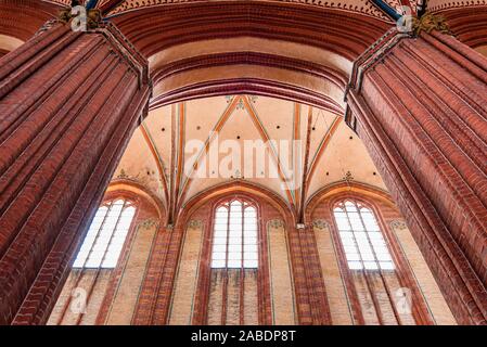 Wismar, Germania - 2 Agosto 2019: la chiesa di San Nicola vista interna Foto Stock