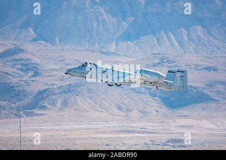 Las Vegas, NOV 17: Fairchild Republic A-10 Thunderbolt II demo in USAF Air show alla Nellis Air Force Base il Nov 17, 2019 a Las Vegas, Nevada Foto Stock
