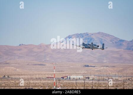 Las Vegas, NOV 17: Fairchild Republic A-10 Thunderbolt II demo in USAF Air show alla Nellis Air Force Base il Nov 17, 2019 a Las Vegas, Nevada Foto Stock