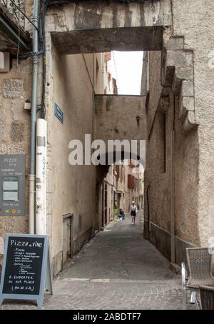 Cahors, Francia - 15 Settembre 2018: stretta strada del centro storico di Cahors, Francia Foto Stock