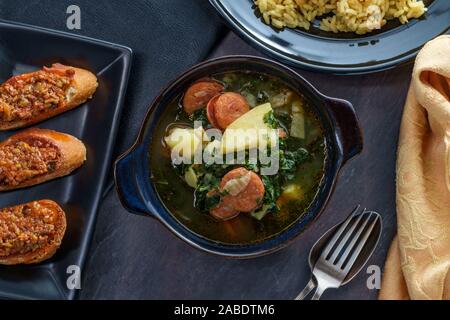 Portoghese tradizionale caldo verde chourico zuppa di orzo riso pilaf e petiscos Foto Stock