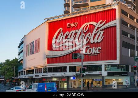 Sydney, Australia - 12 Novembre 2014: famosa Coca Cola cartellone a Darlinghurst quartiere Foto Stock