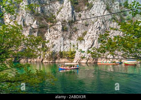 SKOPJE, MACEDONIA - 8 agosto 2019 : vista del Canyon Matka. Più belle con gite in barca attrazione turistica vicino a Skopje. Foto Stock