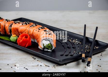 Rotoli di Philadelphia con salmone e cetrioli Foto Stock