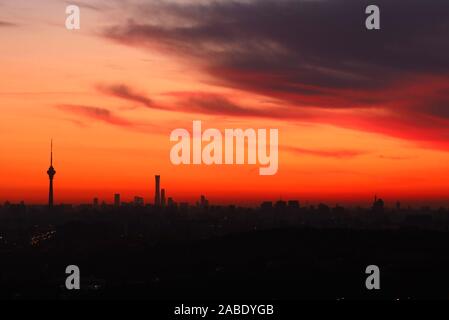 Una vista dalla distanza della skyline di Pechino con la forma delle pietre miliari locali includono il Central Radio & TV Tower e Cina Zun presso sunrise a Pechino, mento Foto Stock