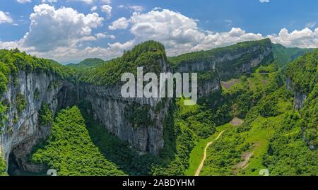 Panorama della valle di gorge e ambiente carsico formazioni rocciose in Wulong National Park, Cina Foto Stock