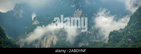 Vista panoramica del famoso Santo Tianmen sacri monti coperti nella nebbia mattutina e la nebbia, Zhangjiajie, Cina Foto Stock