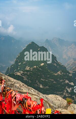 Vista del paesaggio montano dal vertice della Cima Ovest sulla montagna Huashan, Xian, Provincia di Shaanxi, Cina Foto Stock