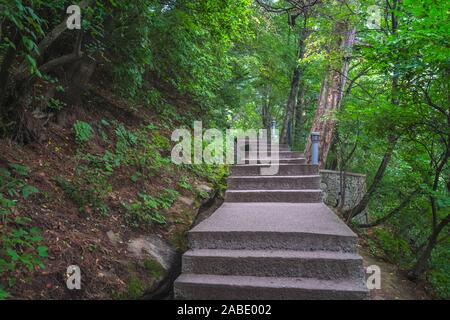 Scale sulla parte inferiore di un vuoto mountain trail in montagna Huashan, Xian, Provincia di Shaanxi, Cina Foto Stock