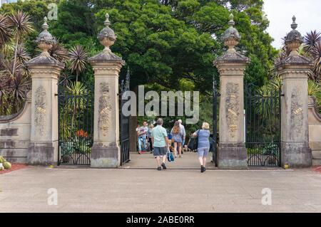 Sydney, Australia - 23 Settembre 2017: turisti al cancello di ingresso al Royal Botanic Garden di Sydney Foto Stock