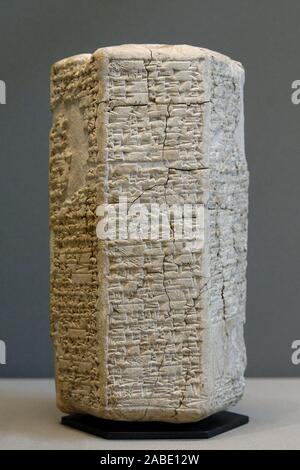 6498. Prisma con script cuneiformi lodando Iddin-Dagan, re di Sumer dating c. 19th. C. BC. Foto Stock