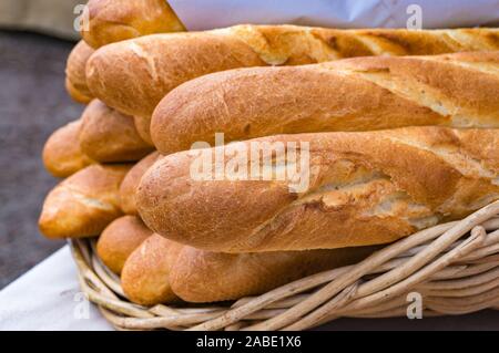 Baguette fresche, bastoncini francesi sul display. Sfondo di cibo Foto Stock