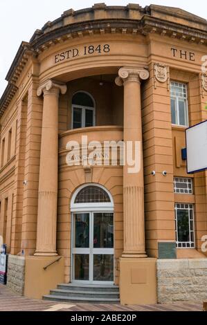 Victor Harbor, Australia - 11 Novembre 2017: Storico edificio di pietra arenaria della Cassa di Risparmio di Australia in Victor Harbor Foto Stock