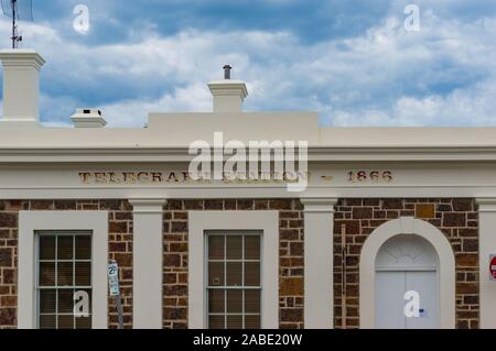 Victor Harbor, Australia - 11 Novembre 2017: edificio storico della vecchia stazione del telegrafo in Victor Harbor in Sud Australia Foto Stock