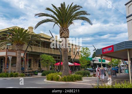 Victor Harbor, Australia - 11 Novembre 2017: Main Street con palme e architettura storica Foto Stock