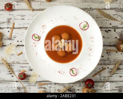 Vista superiore della zuppa di pomodoro con crostini di palle di pollo Foto Stock