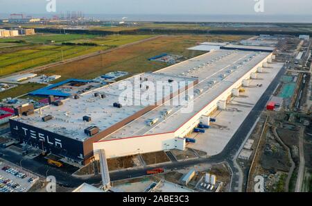 Birdview della Tesla Gigafactory in costruzione presso il pilota Lin-Gang Zona di libero scambio in Cina a Shanghai, 18 ottobre 2019. Foto Stock