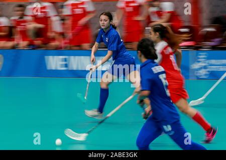 Quezon City, Filippine. 27 Nov, 2019. Nelly Johansson (L) di Thailandia compete il turno preliminare delle donne del floorball match tra Tailandia e Singapore al mare Giochi 2019 in Quezon City, Filippine, nov. 27, 2019. Credito: Rouelle Umali/Xinhua/Alamy Live News Foto Stock