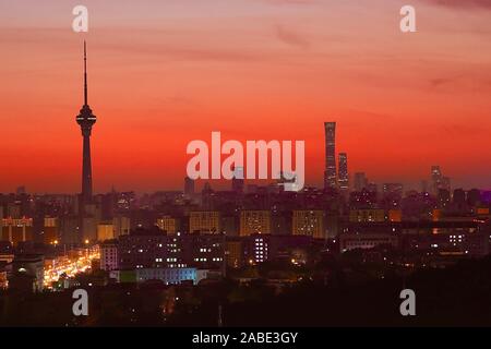 Una vista dalla distanza della skyline di Pechino con la forma delle pietre miliari locali includono il Central Radio & TV Tower e Cina Zun presso sunrise a Pechino, mento Foto Stock