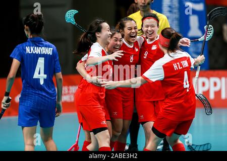 Quezon City, Filippine. 27 Nov, 2019. I giocatori di Singapore celebrare durante il turno preliminare delle donne del floorball match tra Tailandia e Singapore al mare Giochi 2019 in Quezon City, Filippine, nov. 27, 2019. Credito: Rouelle Umali/Xinhua/Alamy Live News Foto Stock